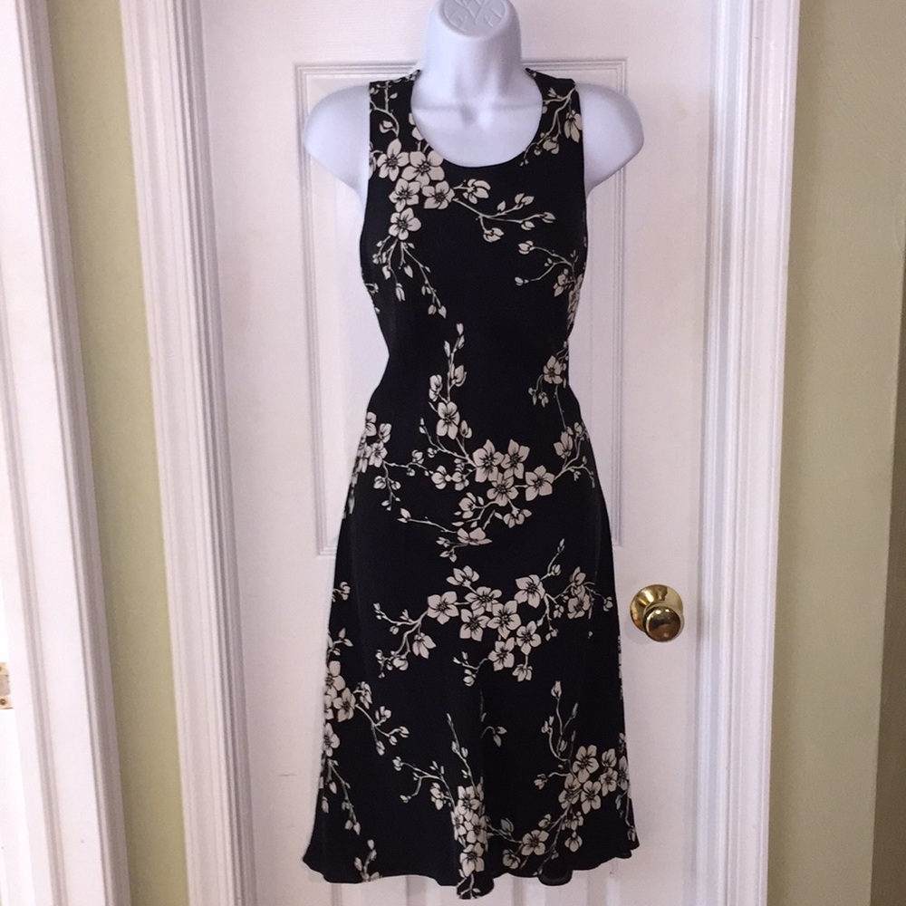 👩🏻‍🎓 Casual corner silk sleeveless dress